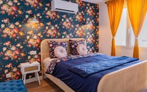 Villas Playroom XXL Loft LOVE Room avec Espace spa Terrasse vue sur les toits Salle de jeux pour adultes Libourne centre 10 min de St Emilion Proche Bordeaux : photos des chambres