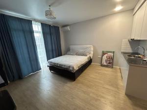 Студия с бассейном во дворе White Sails