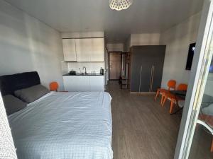 Студия с бассейном во дворе White Sails