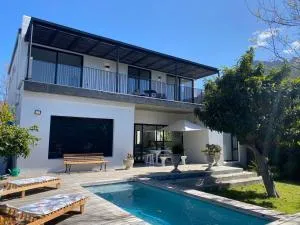 Vineyard House Newlands - with pool & views of Table Mountain - Glen Dirk Vineyard House Newlands - with pool & views of Table Mountain - Glen Dirk