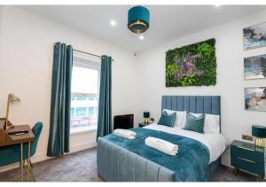 Luxurious Duplex in Bolton, 2 Bedroom, Sleeps 6 with Parking, perfect for short & long stay