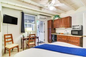 Peaceful Studio Near Golf Course in Clearwater!