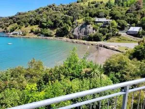 Waterfront 8 bedroom home with hot tub and mooring - Duvauchelle