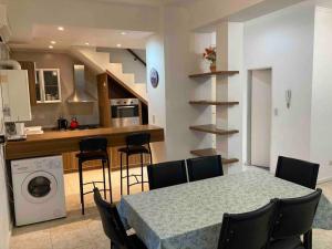 Departamento en doble planta con patio y parrilla!