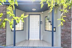 J and K Place of Lux - Bunkers Hill