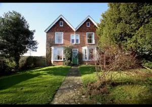 The Highlands - Iden nr Rye - Tennis Court - Stone