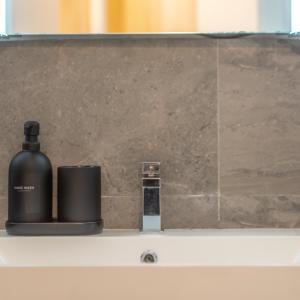 Sleeps 6 - Central - Free Secure Parking - 2 Bath