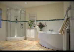 The Highlands - Iden nr Rye - Tennis Court