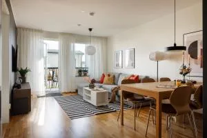 Guestly Homes - 3BR Superior Apartment - Harads