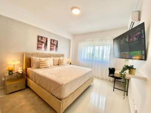 Upscale City Center Apt, Pool