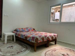 طابق فيلا غرفتان ومطبخ وحمام