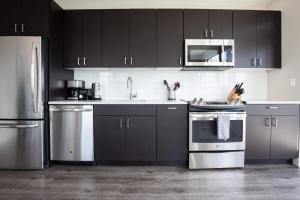 Luxury Apt with Balcony In Seaport