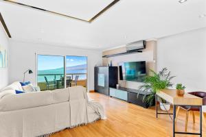 Frontline Beach Apt with Terrace