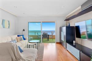 Frontline Beach Apt with Terrace