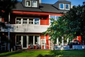 Guestly Homes - 4BR City Center Townhouse - Gammelstaden