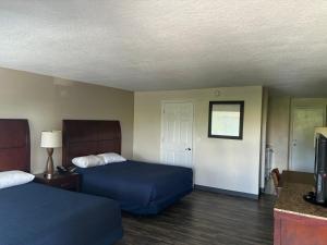 Standard Double Room with Two Double Beds - Smoking room in Inn On The Green Florida