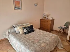 Chambre vue jardin rez-de-chaussée - Corneilla-la-Rivière