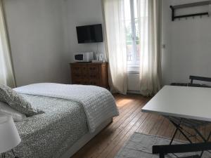 B&B / Chambres d'hotes Chambre du Haras Cour Lozey : Chambre Double avec Salle de Bains Privative