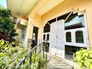 Retro Style 2BHK near Salt Lake Sector 5 Metro Station