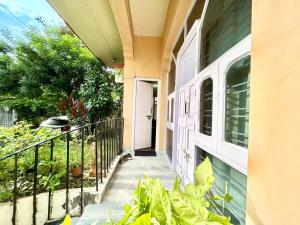 Retro Style 2BHK near Salt Lake Sector 5 Metro Station