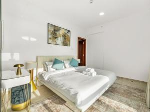 Stunning Panoramic Sea & Marina Skyline View