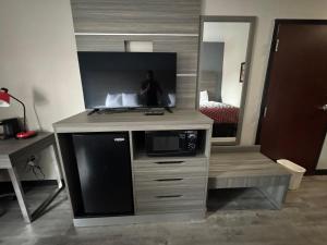 King Room - Non-Smoking room in Econo Lodge Inn & Suites Pritchard Road North Little Rock