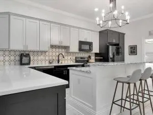 1 Mile to Downtown Free Parking - Riverview