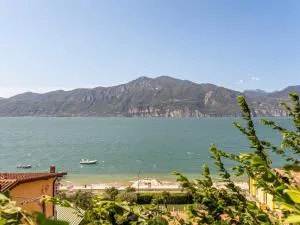 Lake Garda Lovely Apt with Pool, Garden and Balcony - Assenza di Brenzone
