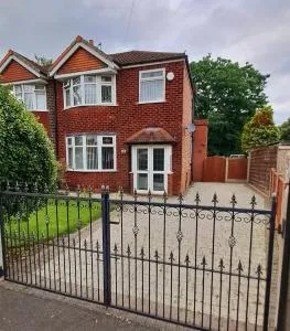 Dalton House - Three Bedroom Property Stretford free parking Near The Trafford Centre - Urmston