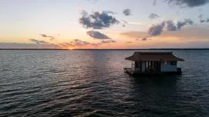 Floating Oasis - Luxury Private Bungalow with Modern Amenities - Jewfish