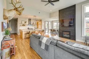 Stylish Montana Vacation Rental with Private Hot Tub - Columbus