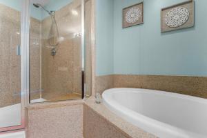 Family and Friends Beach Resort Condo for 8! Steps from the Beach! By Dolce Vita Getaways!