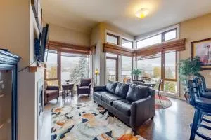 Chelan Resort Suites: The Penthouse Suite (#412) - Twisp