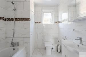 Urban Oasis 4 bedroom house with parking