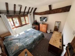 Tudor House - Double Room - Shared Bathroom - Goffs Oak