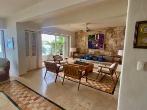 4BR Beach Front Chac-Hal-Al