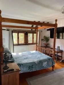 Tudor House - Double Room - En suite - Goffs Oak