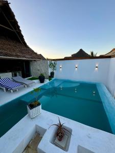 Luxury Private Penthouse with rooftop pool 90m from Paje Beach Zanzibar wifi tv aircon