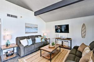 Walk to Gulf Cozy Beach House in Galveston!