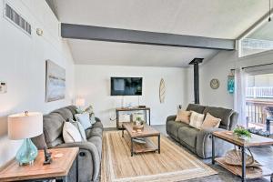 Walk to Gulf Cozy Beach House in Galveston!