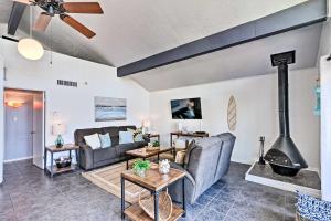 Stroll to Galveston Beach Home with Outdoor Oasis