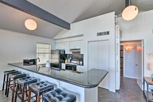 Walk to Gulf Cozy Beach House in Galveston!