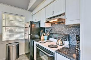 Stroll to Galveston Beach Home with Outdoor Oasis