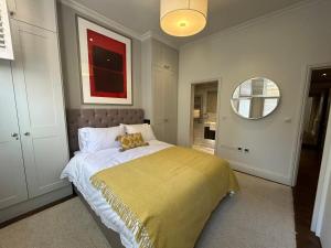 Chelsea flat, convenient and quiet