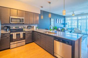 Fancy 1BD - DT PHX - Parkin, Gym, Pool - Sleeps 6