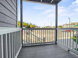 ML169 First Floor No Steps End Unit WiFi EZ Parking