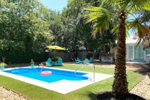 2BR2BTH wPrivate Pool, Riverwalk, Downtown