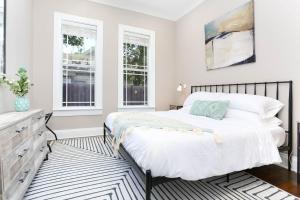 2BR2BTH wPrivate Pool, Riverwalk, Downtown