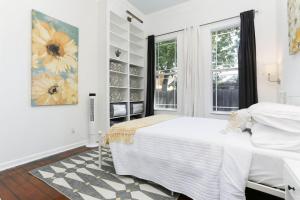 2BR2BTH wPrivate Pool, Riverwalk, Downtown