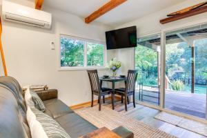 Riverfront Sandy Retreat, Fish and Kayak On-Site